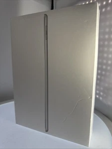 Apple iPad 6. Generation 32GB Wifi; New Old Stock….Lesen Sie unten; Silber Tablet - Bild 1 von 22