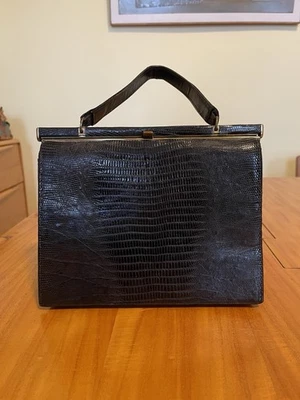 Bolso con marco de cuero negro en relieve de colección. Buen estado. "9,25"" X 7,25"" X 3,75""" Foto 1 de 4