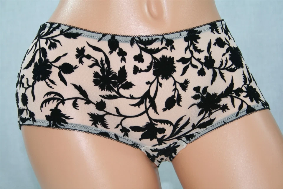 Pantalón Corto Beige de Victoria's Secret con Terciopelo Negro Suave Diseño Floral Talla S Foto 1 de 2