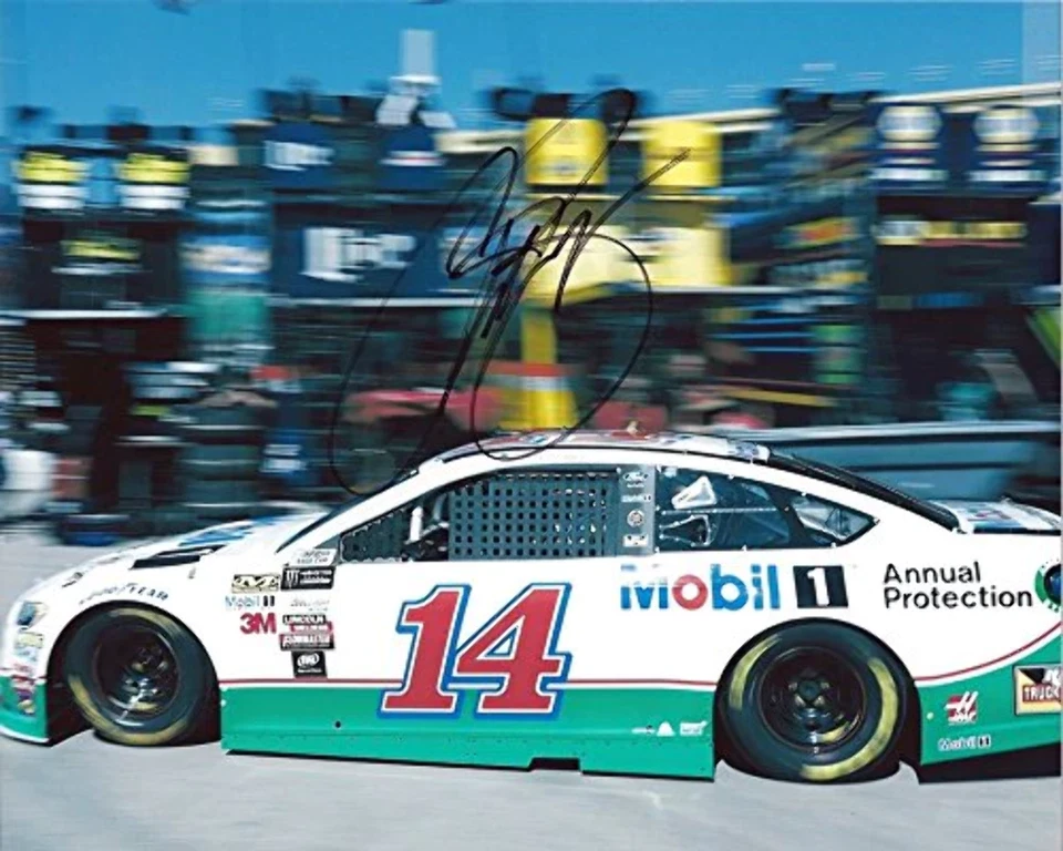 Autografiado 2017 Clint Bowyer #14 Mobil 1 Protección Anual Carreras GARAJE ÁREA P Foto 1 de 1