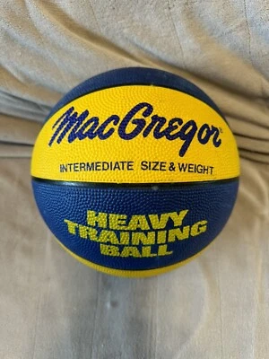 Baloncesto de entrenamiento pesado MacGregor tamaño y peso intermedio  Foto 1 de 2