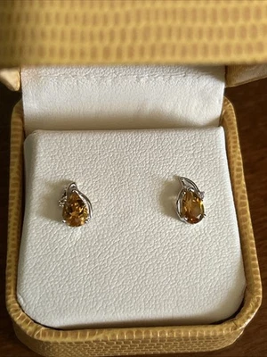 Aretes de oro blanco de 14 quilates con pera citrinos y diamantes Foto 1 de 4