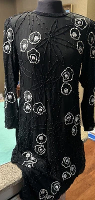 Vestido formal mediano Neiman Marcus vintage de seda con cuentas negras para mujer Foto 1 de 4