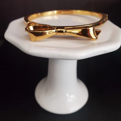 Brazalete Kate Spade Chapado en Oro Bisagras Ajustado Arco Firmado Cierre Fuerte Foto 1 de 4