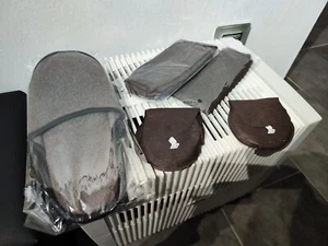 Hausschuhe Slipper Textil 2x Socken 2x Schlafmaske aus Flugzeug Neu Schnäppchen - Bild 1 von 1