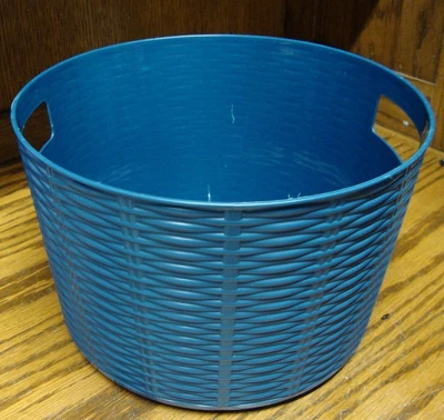 Blue Textured Round Basket Plastic- Built-In Handles D 9" H 6" Multi-Purpose 998 - Imagem 1 de 4