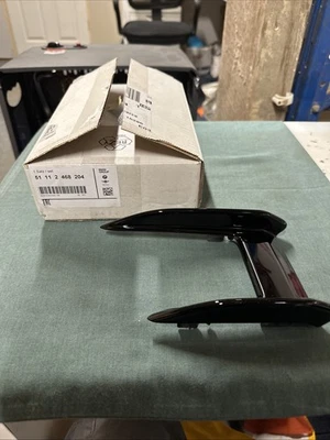 BMW 1 Series F40 M Performance Aero Flick acabamento direito O/S #51112468204 - Imagem 1 de 4