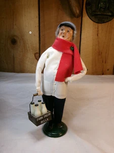 2004 Byers' Choice Milkman Caroler Wood Crate Milk Bottles ~ Read - Picture 1 of 7