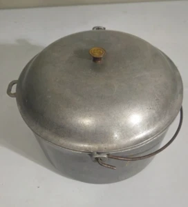 Olla y tapa vintage de aluminio fundido para instituto doméstico con mango de fianza 8 cuartos de galón - Imagen 1 de 6