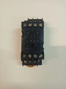 Zocado de Rele Omron PYF14A-E 4 Contactos 250v 5A / Relay Socket 4 Poles - Imagen 1 de 4