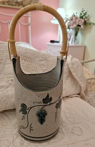 Handgefertigter Korb Studio Kunst Keramik Künstler signiert blaue Trauben Utensil Topf 1995 - Bild 1 von 9