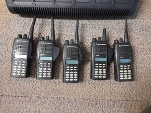 5x Motorola GP680 (GP340) 16-channel UHF Radio Walkie-Talkie + 6 way Charger - Picture 1 of 12