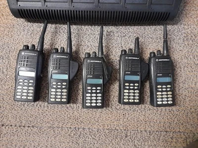5x Motorola GP680 (GP340) 16-channel UHF Radio Walkie-Talkie + 6 way Charger - Image 1 of 4