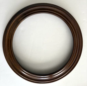 Marco de madera Van Hygan & Smythe para exhibición de placas redondas 8,5" color nogal oscuro - Imagen 1 de 3