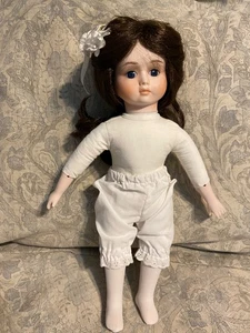 Muñeca musical con cabeza, brazos y piernas de porcelana cuerpo de tela y peluca 14" excelente - Imagen 1 de 3