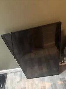 Hitachi 48" 4K Smart TV Faulty Cracked Screen 48HK6T64U - Picture 1 of 2