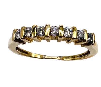 Anillo de alianza de boda redondo de oro amarillo de 10 k con canales de diamantes de 0,20 quilates talla 7 de 3 g Foto 1 de 4