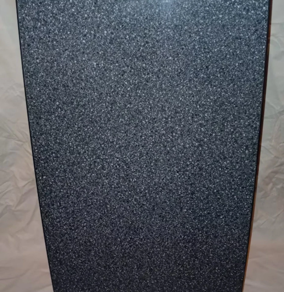 Mesa de centro superior de granito Lane  Foto 1 de 1