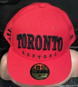 NUEVO CON ETIQUETAS Toronto Raptors New Era Sombrero Rojo Ajustado NUEVO Talla 8 Brillante Script NBA Gorra TDOT - Imagen 1 de 10
