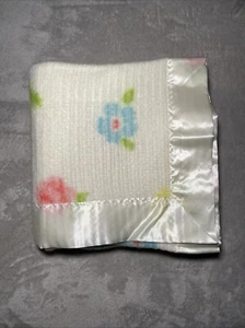 Vintage Floral Baby Blanket Flowers Satin Trim Ladies Garment Workers Union - Picture 1 of 4