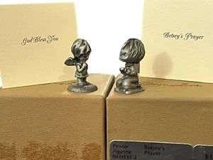 Coppia di statuine in peltro BETSEY CLARK Hallmark DIO TI BENEDICA E PREGHIERA DI BETSEY IOB - Foto 1 di 24