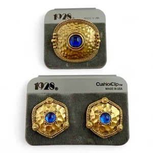 Set orecchini clip spilla tono oro martellato pietra lucite blu 1928 vintage - Foto 1 di 5