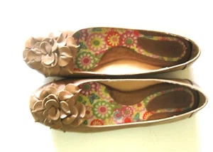 Born brown leather flats with big flower accent. EU 42 = US size 10B. - Picture 1 of 6