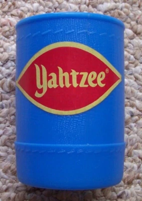 Taza de dados Yahtzee azul coctelera con calcomanía de colección Milton Bradley juego repuesto Foto 1 de 3