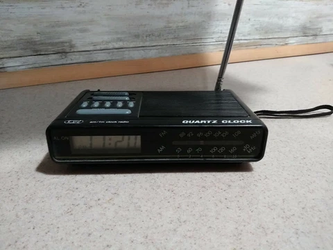 #T) Portable Tozaj 1994 Quartz Alarm Clock Radio Tested Working Model 6868 Cover