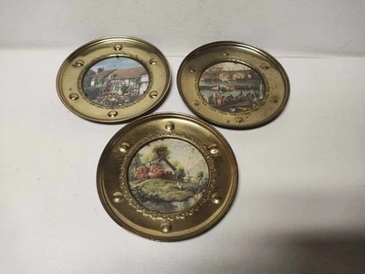 Lote de 3 placas de arte en lámina de latón prensado de 5 1/2" - Decoración de pared de campo de Inglaterra Foto 1 de 4