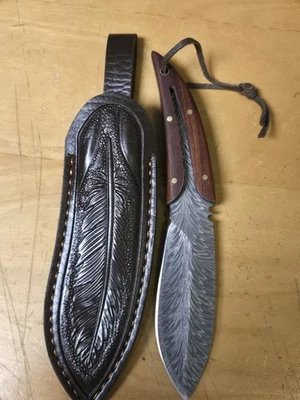 Cuchillo táctico de caza hoja fija patrón de pluma hoja mango de nogal + funda Foto 1 de 4