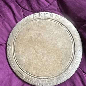 Antique carved, round wooden bread board 10 3/4 In -27.2 Cm Diameter - Picture 1 of 6