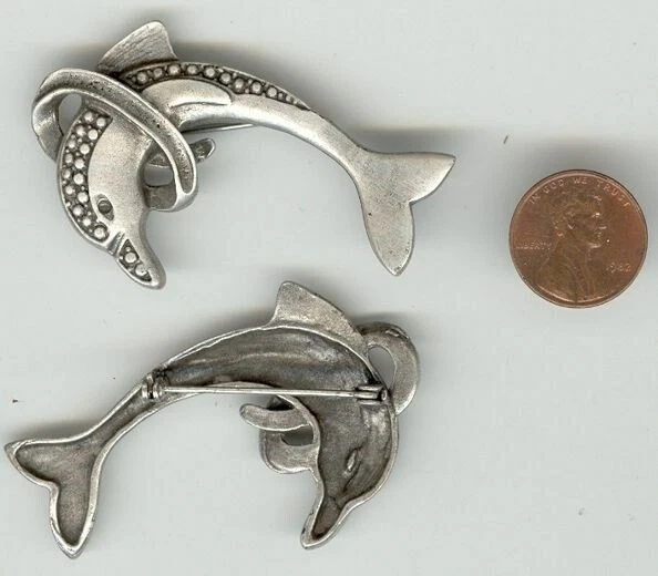 1 DE COLECCIÓN ANTIGUO PLATA DELFÍN SALTANDO A TRAVÉS DE ARO 56x36mm. PIN BARRA T16 Foto 1 de 1