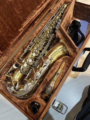 Saxofón alto Yamaha YAS-23 instrumento de viento de madera usado Foto 1 de 4