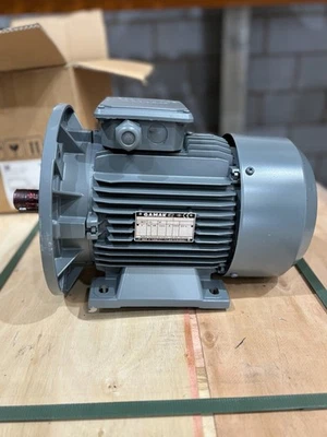 GAMAK MOTOR - 3KW - 4POLE - 100 FRAME - B35 FOOT & FLANGE MOUNT - 3 PHASE - IE2 - Image 1 of 3