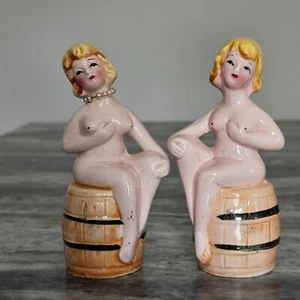 Vtg Full Figured Vuluptuous Nude Ladies on Barrel Salt & Pepper Shaker Set - Foto 1 di 17