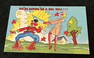 CARTOLINA PROPAGANDA USA EPOCA SECONDA GUERRA MONDIALE " WAC Colpire Hitler con Rolling Pin - Foto 1 di 2