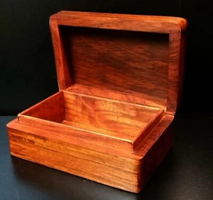 Schmuckkästchen/Schmuckkästchen aus dunklem Holz mit Metallintarsien - Bild 1 von 3