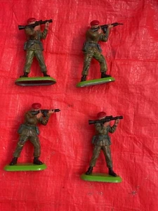 BRITAINS  SOLDIERS SUPER DEETAIL  RED BERETS - Picture 1 of 6