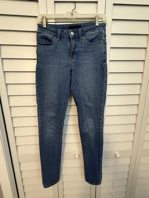 Pantalones de mezclilla para mujer Uniqlo ajustados de tiro medio talla 26 X 32 Foto 1 de 3