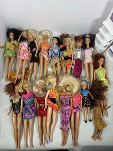 18 Vintage Mattel 90er Jahre Barbie Puppen mit Kleidung - Bild 1 von 7