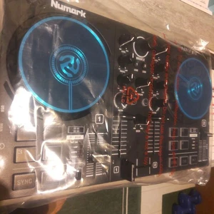 Numark Party Mix  DJ Controller Double Deck with Built-In Light Show 2-Channel - Picture 1 of 12