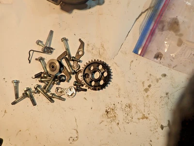 1979? Kawasaki KX 80 alguns parafusos de estojo/engrenagem/diversos Peças Motor# KXAE00613 - Imagem 1 de 4