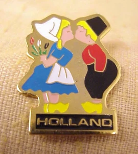 Holland Kissing Dutch Couple Souvenir Lapel Hat Pin - Picture 1 of 2