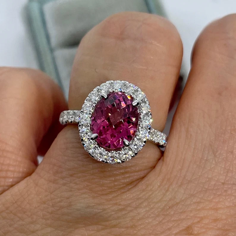 Обручальное кольцо с гало из розового турмалина 2,74 карата овальное с покрытием из белого золота 14 карат - Изображение 1 из 4