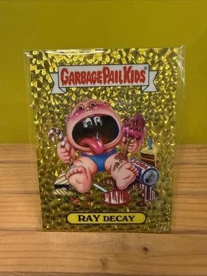 2025 Garbage Pail Kids Get A Grip Art Prints 5X7 Ray Decay GOLD PARALLEL 33/50 - Image 1 of 3