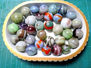 34 verschiedene Vintage milchig weiß Mix blickdichte MURMELN grün/grau Farbe Wirbel - Bild 1 von 1