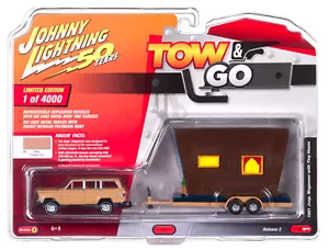 Johnny Lightning *TOW & GO 2A* TAN 1981 Jeep Wagoneer & TINY HOUSE NIP! - Picture 1 of 1