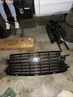 REJILLA DELANTERA USADA CHEVROLET SUBURBAN TAHOE 2021-2023 SIN EMBLEMA 032020088 OEM Foto 1 de 4