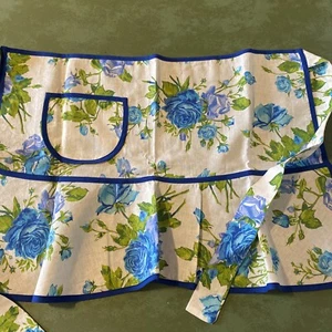 Mezzo grembiule retrò Jessie Steele rose blu su bianco misto lino cottage charm USA - Foto 1 di 4